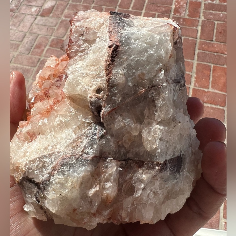 Red quartz specimen - Picture 4 of 5